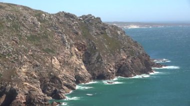 Okyanus Boyunca Dağlık Kayalıklar