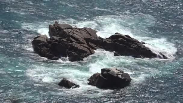 Ondas batendo rochas costeiras — Vídeo de Stock