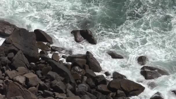 Κύματα του νερού και τα βράχια — Αρχείο Βίντεο