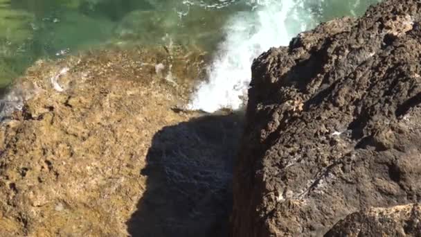 Agua poco profunda y rocas — Vídeo de stock