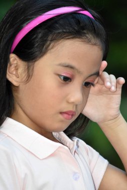 Endişeli bir kadın çocuk