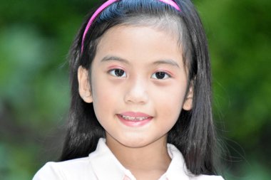 Gülümseyen bir farklı kız