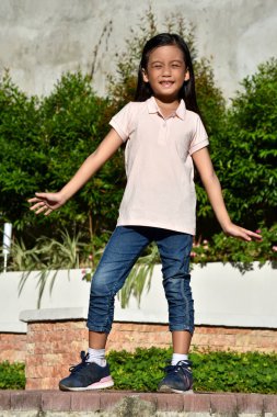 Sevimli bir çocuk dans