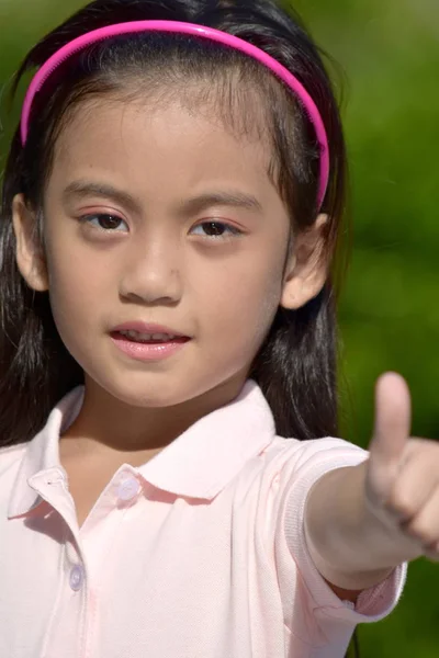 Милий Філіппінкі Предподростковий Пальцями Вгору — стокове фото