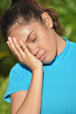 Uykulu bir Asyalı kadın