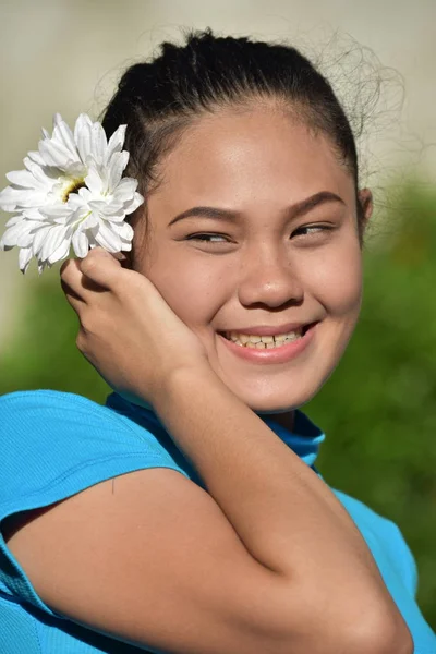 有吸引力的少数民族成年女性和幸福与雏菊 — 图库照片