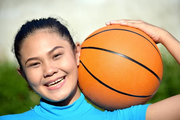Usmívající Menšina Atletka Basketbal — Stock fotografie