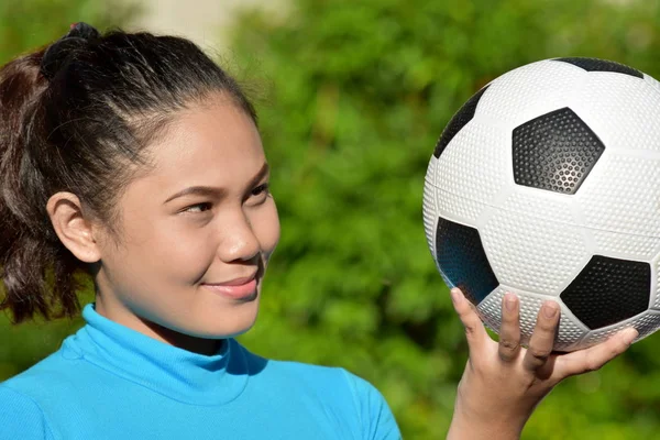 Boldog Ázsiai Női Sportoló Futball Labda — Stock Fotó