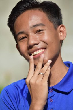 Bir Utangaç Asya Boy