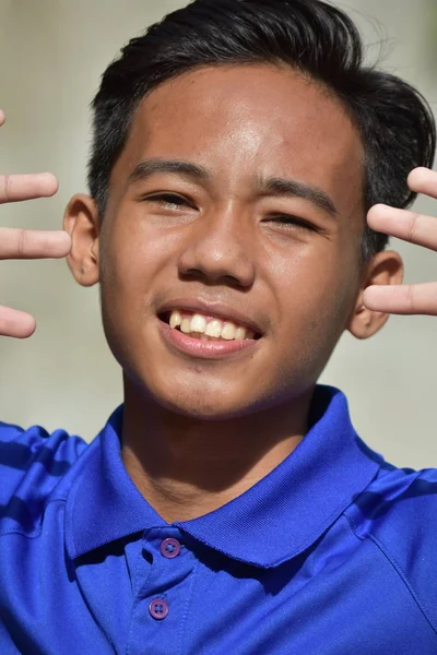 En förvånad filippinska pojke — Stockfoto
