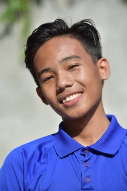 Gülümseyen genç erkek