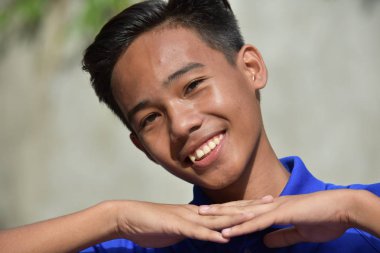 Yakışıklı Farklı Çocuk