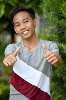Başparmak yukarıya ile Asya çocuk