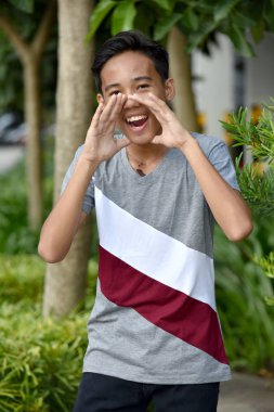 İyi Görünümlü Asyalı Gençlik Talking