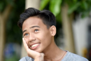 Düşünceli iyi görünümlü Filipino kişi