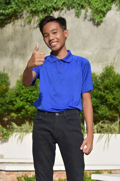 Diverso adolescente menino com polegares para cima — Fotografia de Stock