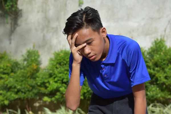 Smutný pohledný filipínský člověk — Stock fotografie