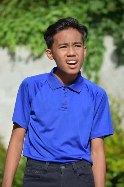 Confuso jovem filipino adolescente menino — Fotografia de Stock
