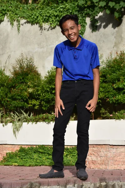 Boldog jóképű kisebbségi tizenéves férfi — Stock Fotó