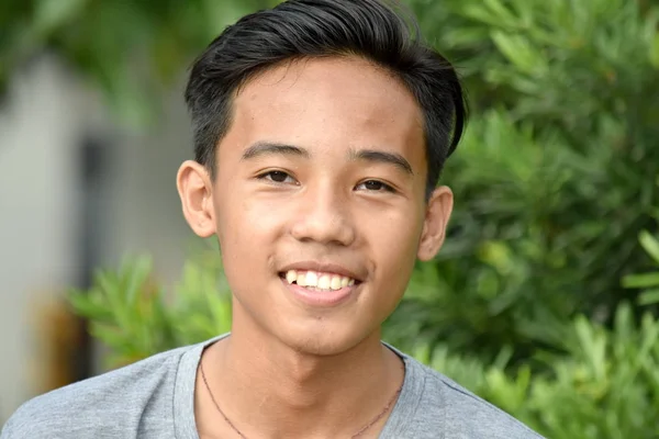 年轻的亚洲青少年微笑 — 图库照片