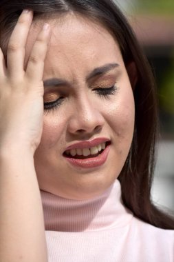 Baş ağrısı ile Asyalı Kadın