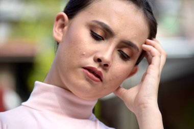 Endişeli bir Asya kişi