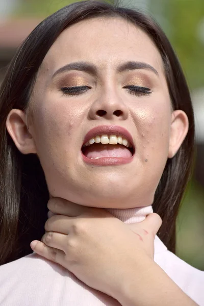 Junge Frau mit Halsschmerzen — Stockfoto