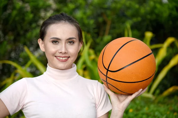 Atleta e felicidade com basquete — Fotografia de Stock