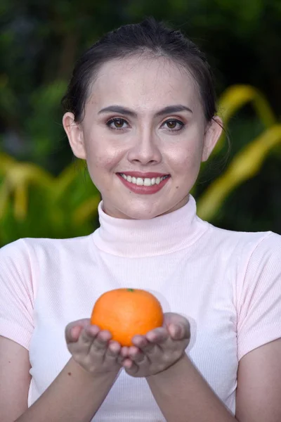 Happy Adult hona med apelsiner — Stockfoto