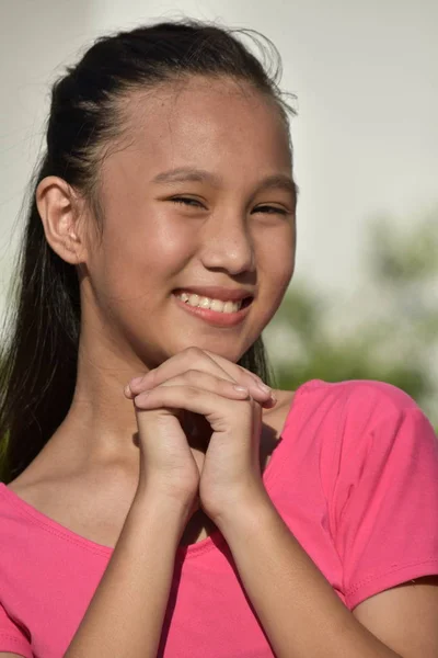 Ładne Azjatyckie Nastolatka Dziewczyna modląc się — Zdjęcie stockowe