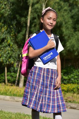 Güzel Pretty Filipina Kız Öğrenci Okul Kız Kitaplar ile Okul Üniforması Giyen