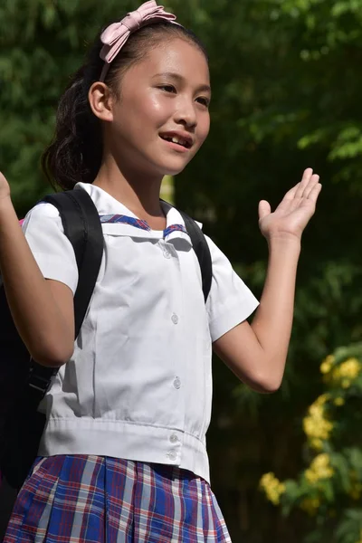 Sorprendido joven minoría persona usando uniforme escolar — Foto de Stock