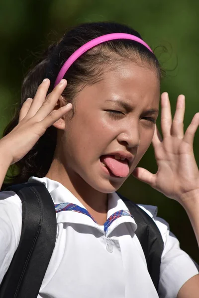 Aranyos ázsiai iskola lány rossz egészség — Stock Fotó