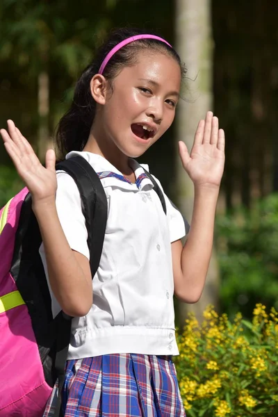 惊讶的女学生穿着校服与笔记本 — 图库照片