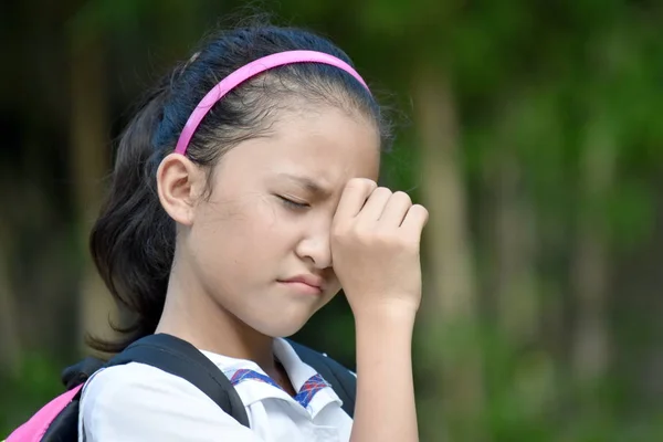 Плаче молода різноманітна студентка підліток школа дівчина з книгами — стокове фото
