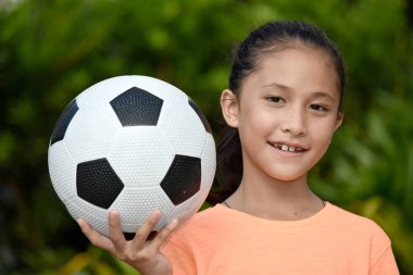 Mutlu Kadın Futbolcu Futbol Topu ile