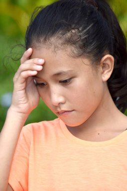 Endişeli bir kadın genç