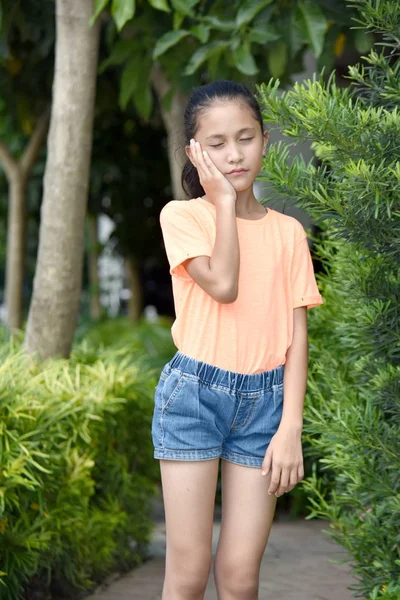 Cansado asiático adolescente chica —  Fotos de Stock