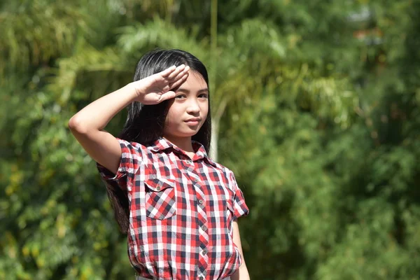 A Saluting Çeşitli Kadın — Stok fotoğraf