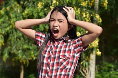 Endişeli Genç Asyalı Kız