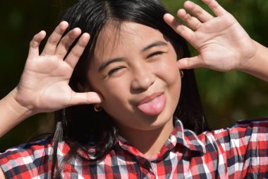 Ergen Komik Yüzler Yapma