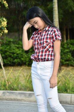 Düşünceli Genç Kadın Tween