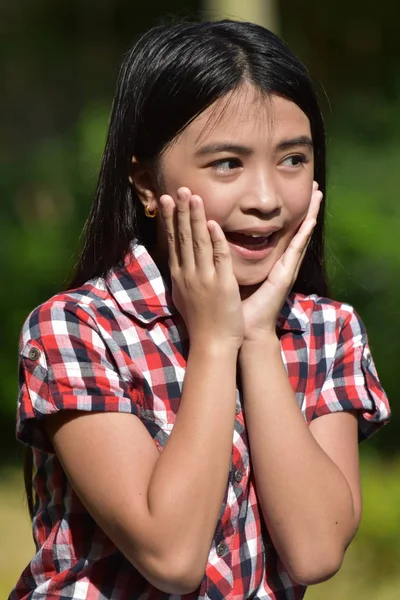 Überraschte süße philippinische Person — Stockfoto