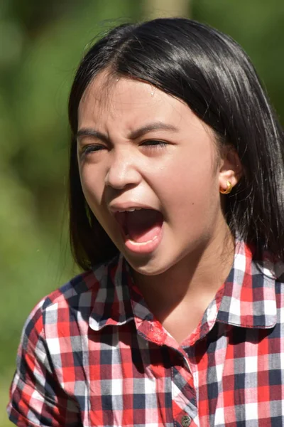 Uma menina criança gritando — Fotografia de Stock