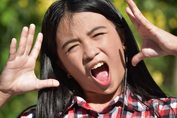 Endişeli Petite Filipina Kişi