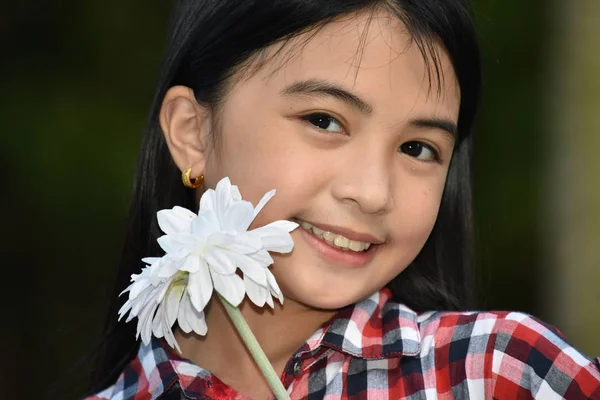 Niedliche Jugend und Glück mit Blumen — Stockfoto