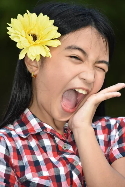 Adolescente feminina feliz com flores — Fotografia de Stock