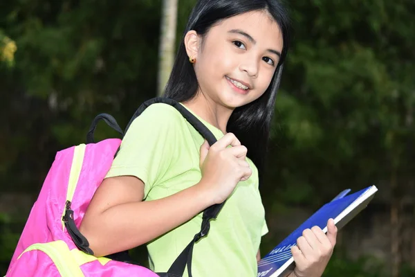 若いフィリピンの子供の学生と本で幸せ — ストック写真