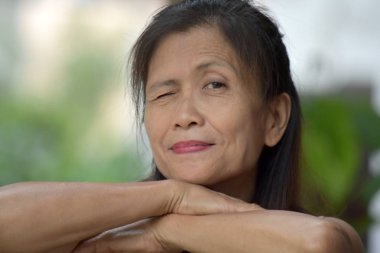 Büyük Asya Kadın Kıdemli Winking