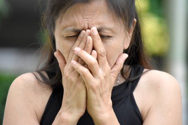 Ağlayan bir azınlık kişi